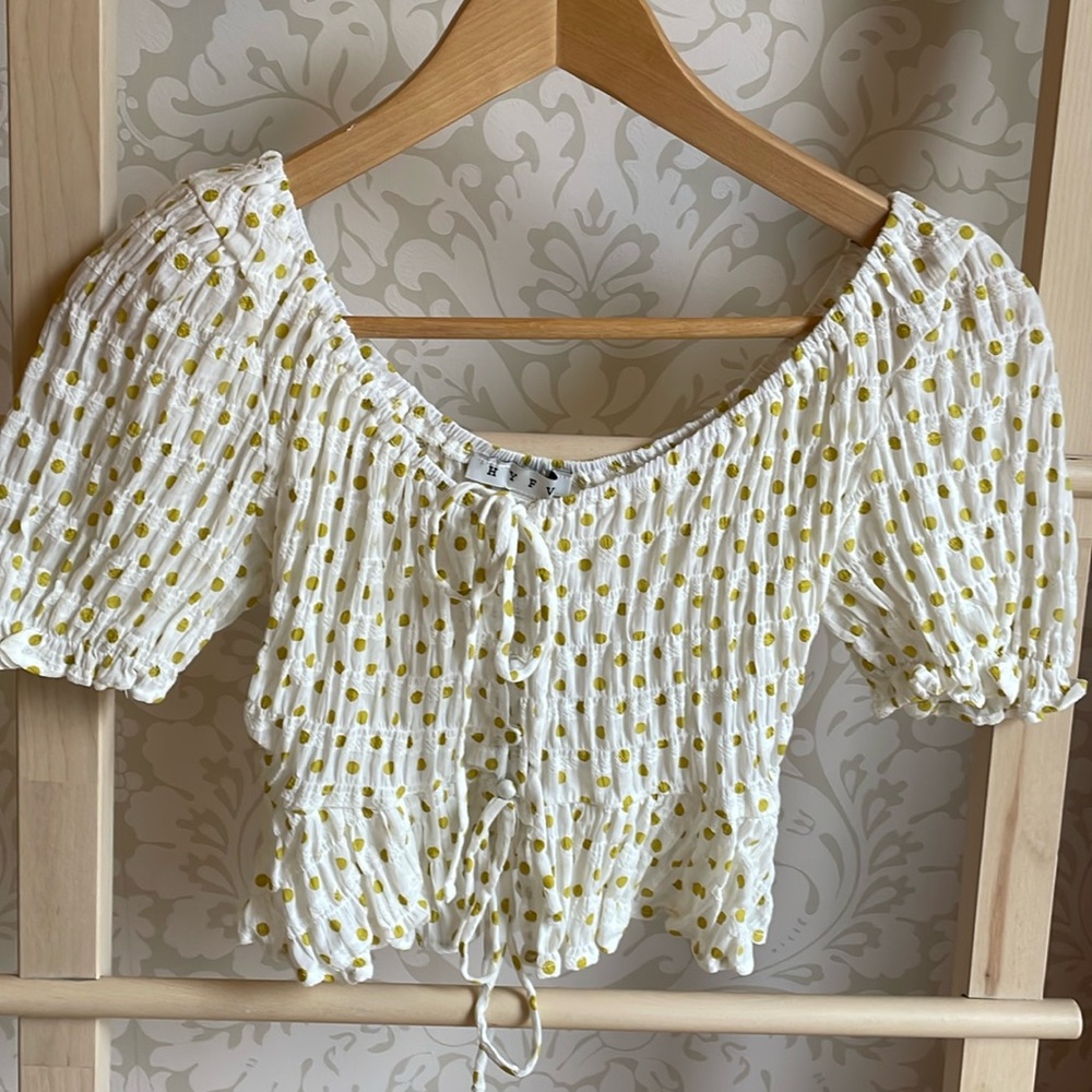 Feminine polkadot ruched crop top.